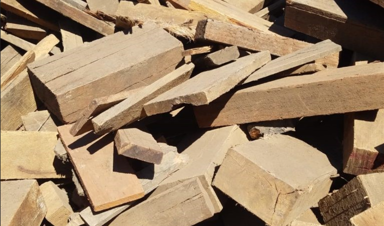 Где лучше всего найти обрезки древесины и древесные отходы?